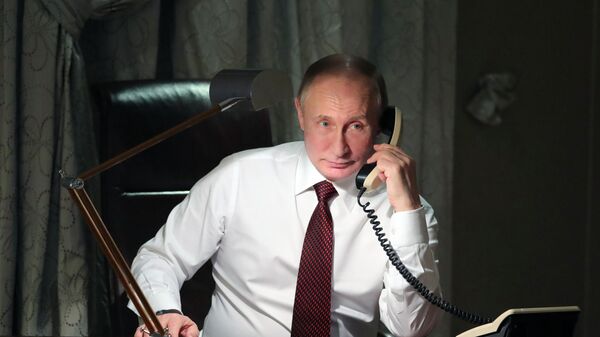 Президент России Владимир Путин во время телефонного разговора