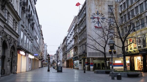 Пустая улица в Белграде во время изоляции местных жителей 