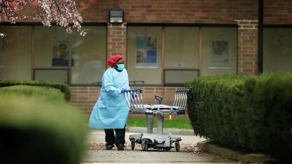 Медицинский работник с носилками Медицинском центре в Бруклине, Нью-Йорк