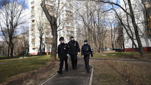 Сотрудники полиции патрулируют улицы Москвы в период самоизоляции жителей