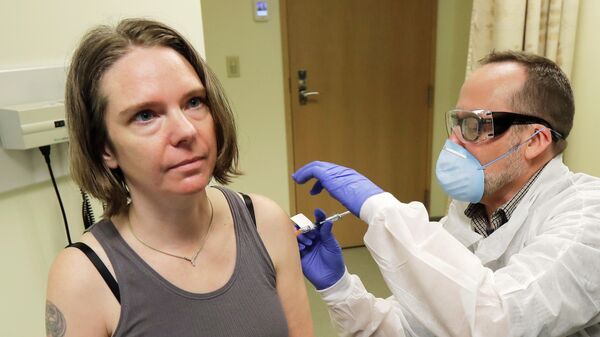 Американка Дженнифер Халлер во время испытания экспериментальной вакцины от коронавируса