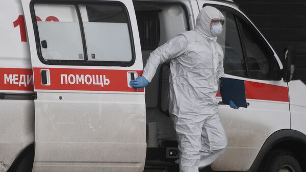 Медицинский работник на территории Московского карантинного центра по коронавирусу в Коммунарке