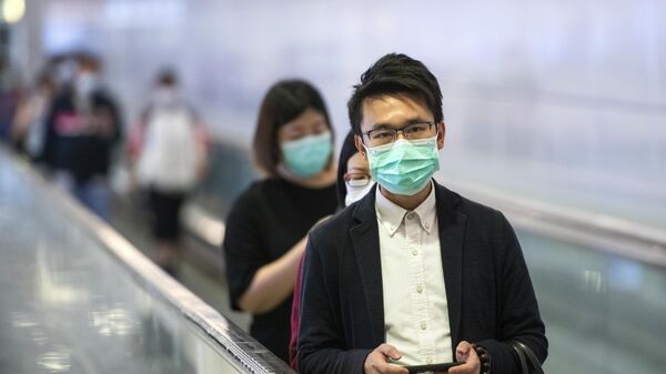Пассажиры метро в медицинских масках в центральном районе Гонконга