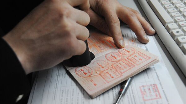 Печати в паспорте гражданина, проходящего пограничный контроль на автомобильном пункте пропуска на российско-китайской границе между городами Забайльском и Маньчжурией