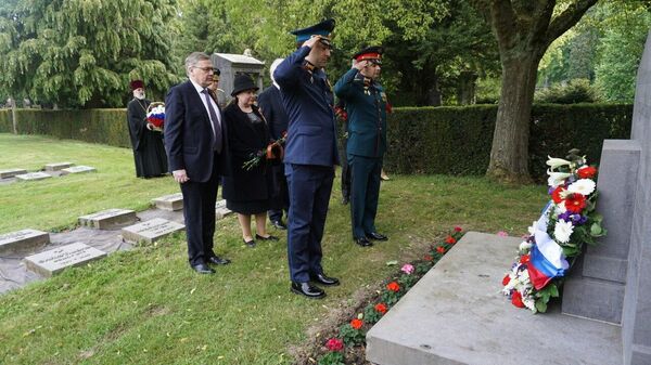 Дипломаты РФ в Брюсселе возложили цветы к монументам советским военным