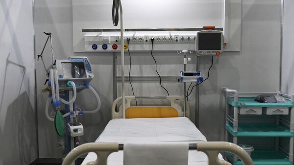 Медицинское оснащение в палате временного госпиталя для пациентов с COVID-19 в Международном выставочном центре Крокус Экспо в Красногорске