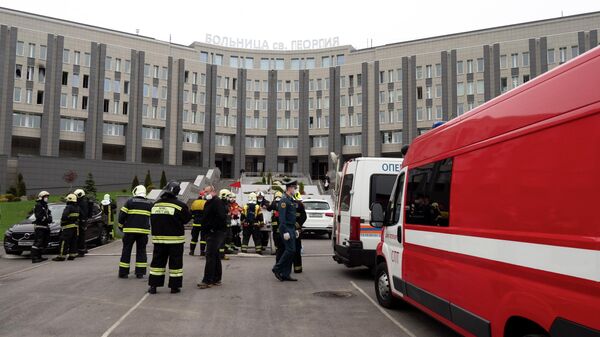 Сотрудники МЧС на месте пожара в больнице Святого Георгия в Санкт-Петербурге