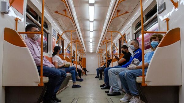 Пассажиры в вагоне поезда ереванского метро
