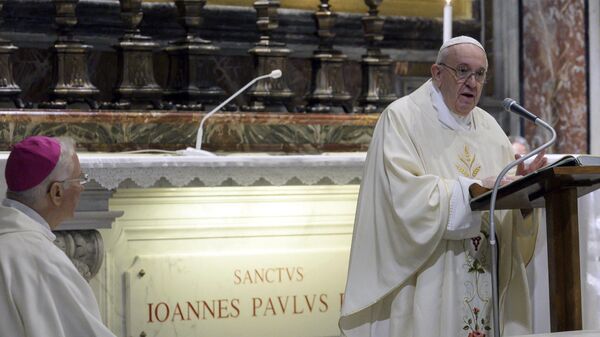 Папа Франциск проводит мессу в память о столетии со дня рождения святого Иоанна Павла II в Базилике Святого Петра