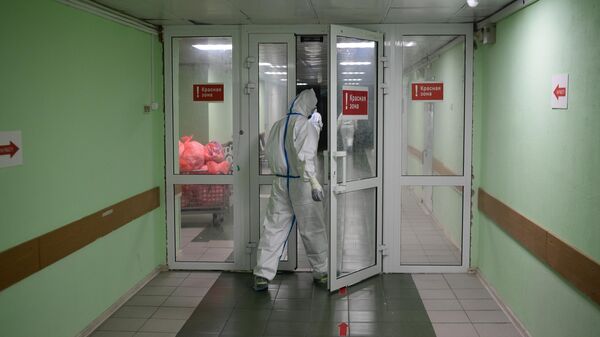 Медицинские работники входят в красную зону госпиталя COVID-19