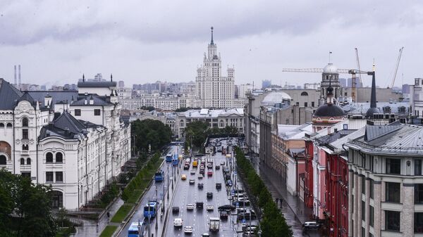Вид со смотровой площадки Центрального Детского Мира на Лубянке на высотное здание на Котельнической набережной в Москве