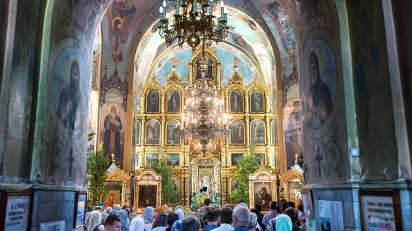 Прихожане во время богослужения в соборе Воздвижения Креста Господня в день праздника Святой Троицы