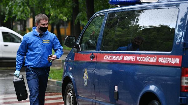 Криминалист у жилого дома на севере Москвы, где мужчина открыл стрельбу