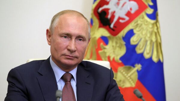 Президент РФ Владимир Путин во время встречи в режиме видеоконференции с президентом Франции Эммануэлем Макроном