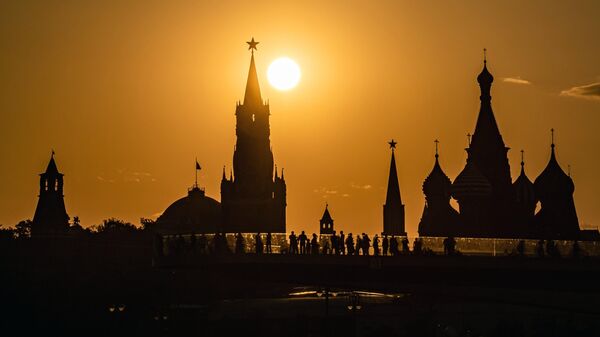 Закат солнца на фоне Кремля