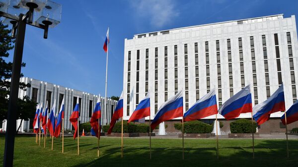 Флаги перед зданием посольства РФ в Вашингтоне