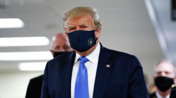 Дональд Трамп в медицинской маске