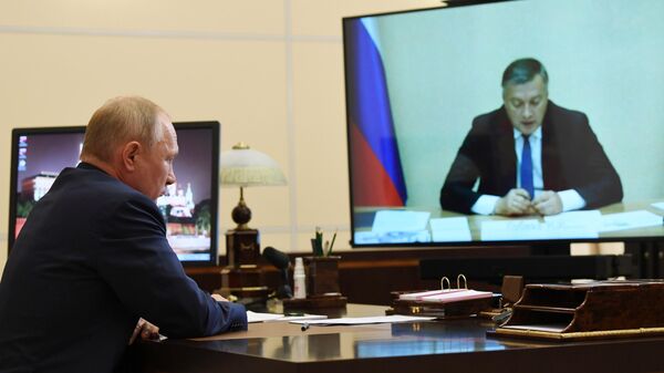 Президент РФ Владимир Путин во время встречи в режиме видеоконференции с временно исполняющим обязанности губернатора Иркутской области Игорем Кобзевым