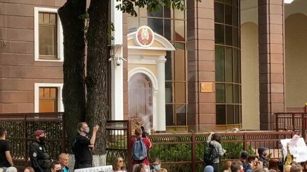 Кадры горящего файера, брошенного в белорусское посольство в Киеве