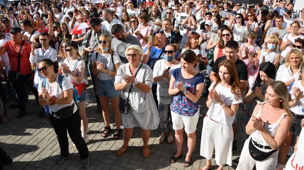 Участники протеста медицинских работников возле здания министерства здравоохранения Белоруссии в Минске