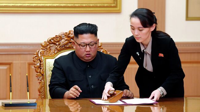 Лидер КНДР Ким Чен Ын и его сестра Ким Ё Чжон
