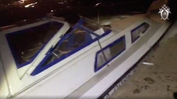 Поврежденный катер в результате столкновения с баржей на реке Черной в районе Сургута