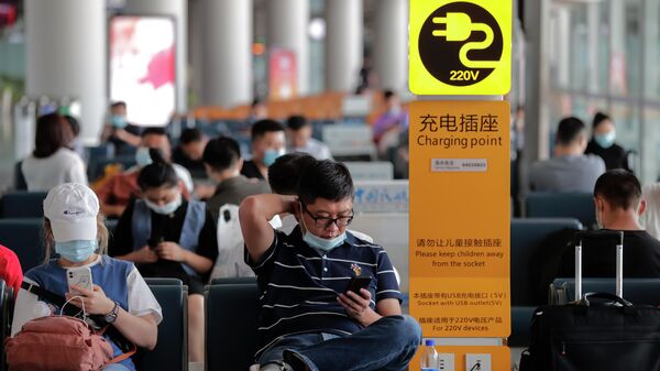 Пассажиры в аэропорту Пекина 