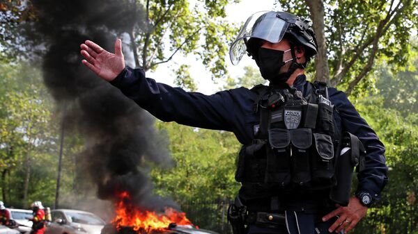 Сотрудник полиции во время демонстрации движения желтых жилетов в Париже
