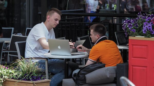 Посетители на летней веранде кафе на улице Арбат в Москве