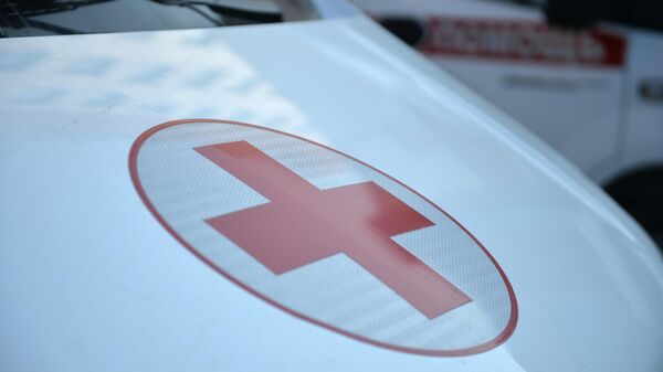 Красный крест на автомобиле скорой медицинской помощи