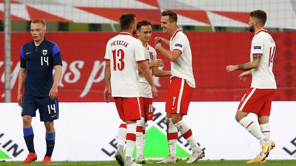 Футболисты сборной Польши рдауются забитому голу в товарищеском матче против команды Финляндии