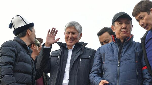 Экс-глава Киргизии Алмазбек Атамбаев на встрече с митингующими сторонниками в Бишкеке