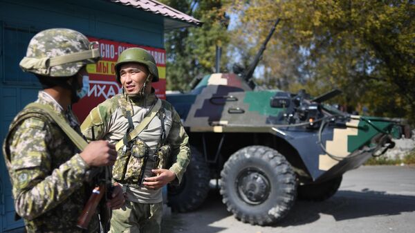 Военнослужащие вооруженных сил Киргизии на блокпосту в Бишкеке