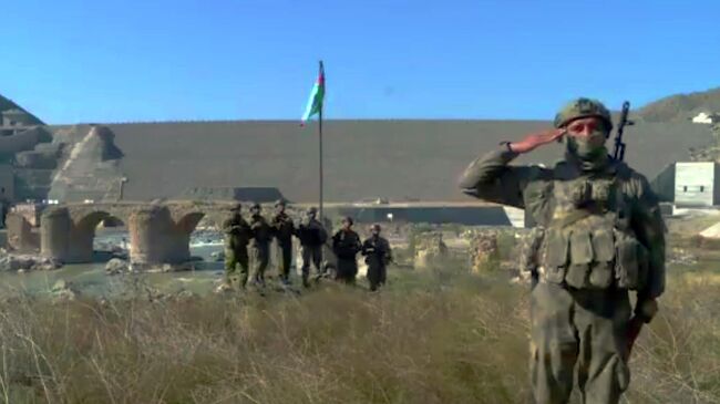 Военнослужащие Азербайджана у Худаферинского моста на линии соприкосновения в Карабахе. Стоп-кадр видео