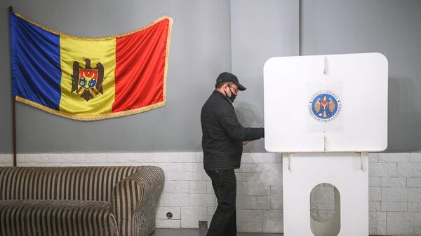 Мужчина голосует на всеобщих выборах президента Молдавии 