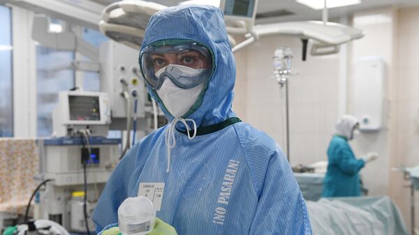 Медицинский работник в операционной ковид-госпиталя, организованного в городской клинической больнице No15 имени О. М. Филатова в Москве