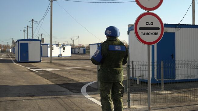 Сотрудник СЦКК на контрольном пункте въезда-выезда Луганск - Счастье у линии соприкосновения в Донбассе