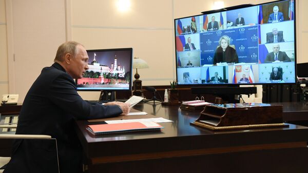 Президент РФ Владимир Путин проводит оперативное совещание в режиме видеоконференции