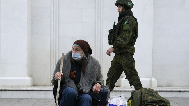 Беженка из Степанакерта перед возвращением домой