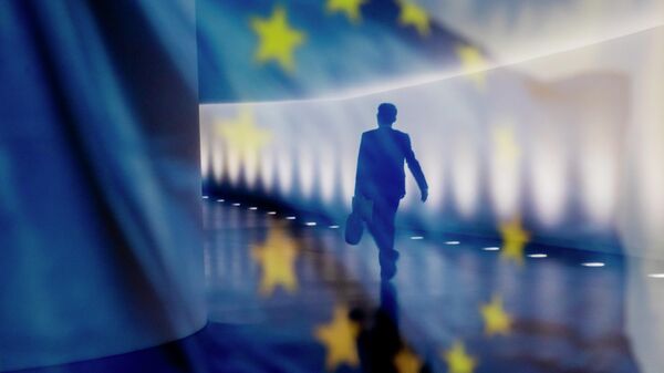 Отражение мужчины на фоне флага ЕС