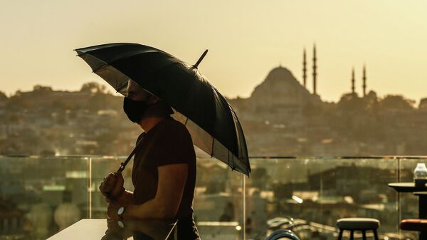 Турист в защитной маске в Стамбуле 