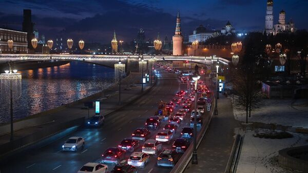 Пробка на Москворецкой набережной в Москве