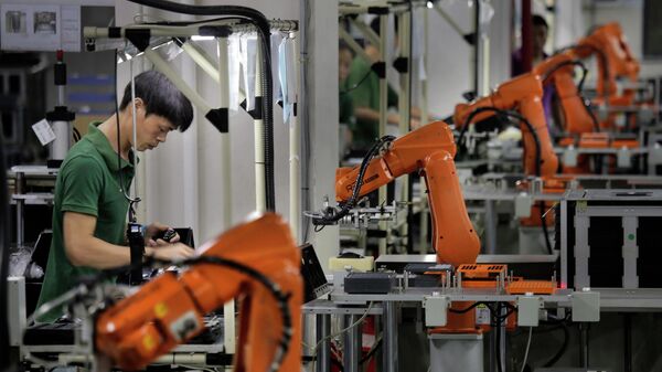 Рабочие на производстве в Китае