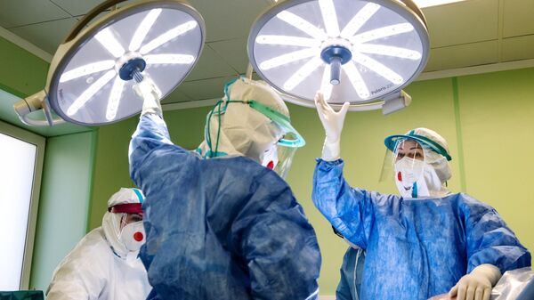 Медицинские работники проводят операцию