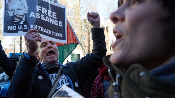 Сторонники основателя WikiLeaks Джулиана Ассанжа проводят акцию поддержки у здания Магистратского суда лондонского района Вестминстер