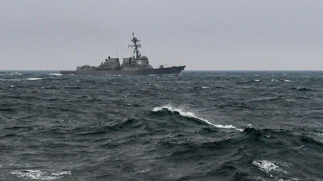 Эскадренный миноносец ВМС США USS Farragut в Северном Ледовитом океане