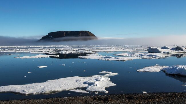 Вид на скалу Рубини с полярной станции Бухта Тихая на острове Гукера архипелага Земля Франца-Иосифа