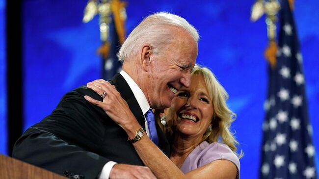 Кандидат в президенты США Джо Байден с супругой Джилл после речи на Национальном съезде Демократической партии США