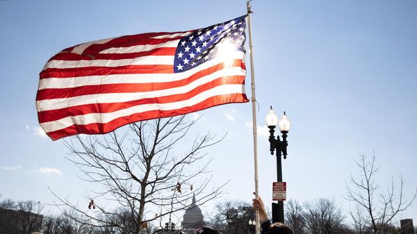 Американский флаг возле здания Капитолия США 