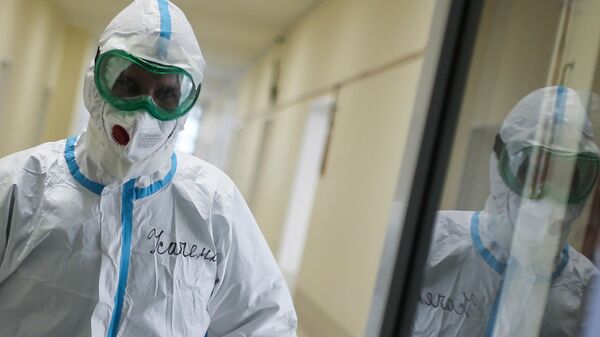 Медицинский сотрудник в коридоре больницы для больных коронавирусом в родильном доме №2